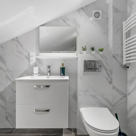 Close-golden - Mar 3 Varşova