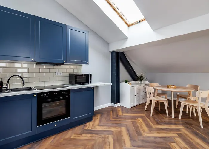 Close-golden - Mar 3 * Varşova