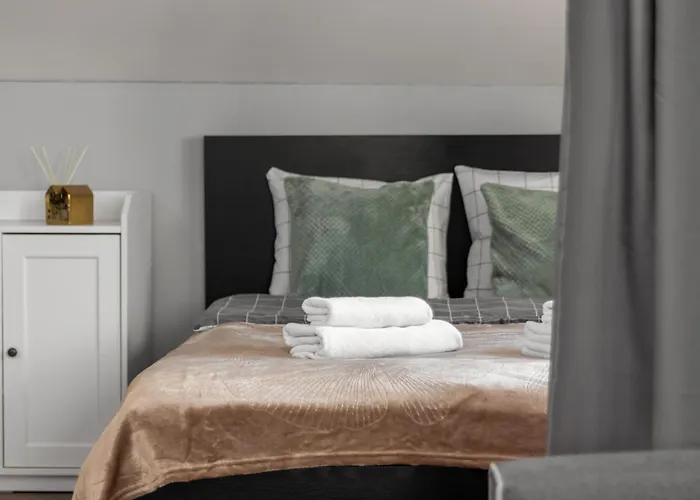 Close-golden - Mar 3 Daire *