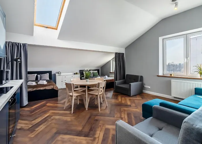 Close-golden - Mar 3 Warsaw