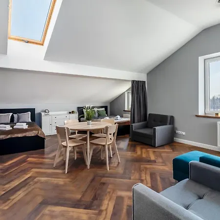 Close-golden - Mar 3 Varšava