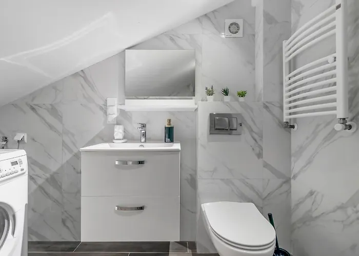 Close-golden - Mar 3 Varšava